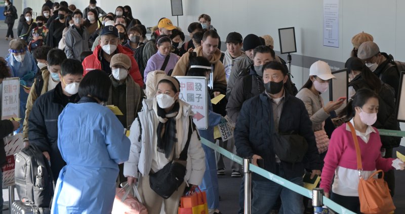 지난 2일 인천국제공항 제1여객터미널 입국장에서 공항 관계자들이 중국발 입국자를 분류하고 있다. 사진=뉴시스 제공.