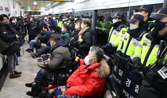 3일 전국장애인차별철폐연대(전장연) 활동가들이 서울 4호선 삼각지역에서 경찰들과 대치하고 있다. 전장연은 올해 주말과 공휴일을 제외하고 매일 출근길 지하철 시위를 하겠다고 밝혔다. 사진=김범석 기자