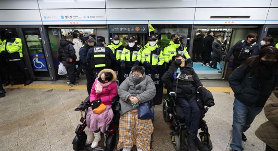 전장연, 삼각지역서 탑승시위...막아선 경찰·교통공사