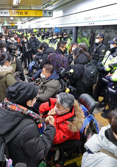 전장연, 삼각지역서 탑승시위...막아선 경찰·교통공사