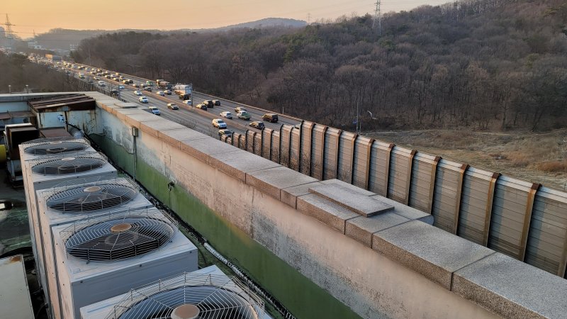 [수원=뉴시스] 박종대 기자 = 지난 19일 경기 수원시 파장동에 소재한 동원고등학교 건물 옆으로 건설돼 있는 영동고속도로를 통해 많은 차량들이 지나가고 있다. 2021.02.19. pjd@newsis.com *재판매 및 DB 금지