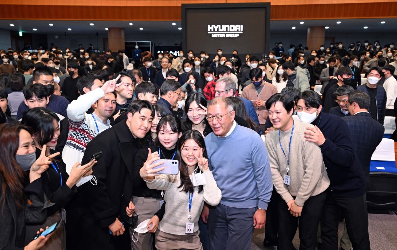 현대자동차그룹은 3일 현대차·기아 남양연구소에서 타운홀 미팅 방식의 신년회를 개최했다. 신년회 자리에서 정의선 현대차그룹 회장이 직원들과 셀카를 찍고 있는 모습. 현대자동차그룹 제공