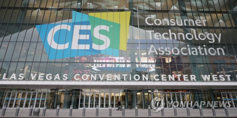 CES 2023 모빌리티 향연 CES 2023 모빌리티 향연 (라스베이거스=연합뉴스) 홍해인 기자 = 세계 최대 가전·IT(정보기술) 박람회 'CES 2023' 개막을 사흘 앞둔 2일(현지시간) 미국 네바다주 라스베이거스 컨벤션센터(LVCC) 웨스트 홀 모습. 웨스트홀은 자동차, 전장 등 모빌리티 관련 업체들이 행사 기간 신기술의 향연을 펼치게 된다. 이번 CES는 오프라인으로 4일간 치러지며 3년 만에 정상화된다. 2021년에는 코로나19 확산으로 온라인으로 열렸고, 지난해 1월에는 오미크론 변이 확산으로 그 기간이 3일로 축소된