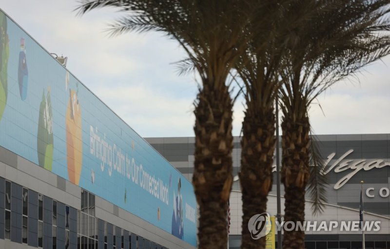 CES 2023 삼성 게시물 CES 2023 삼성 게시물 (라스베이거스=연합뉴스) 홍해인 기자 = 세계 최대 가전·IT(정보기술) 박람회 'CES 2023' 개막을 사흘 앞둔 2일(현지시간) 미국 네바다주 라스베이거스 컨벤션센터(LVCC) 중앙홀에 삼성의 게시물이 설치돼 있다. 이번 CES는 오프라인으로 4일간 치러지며 3년 만에 정상화된다. 2021년에는 코로나19 확산으로 온라인으로 열렸고, 지난해 1월에는 오미크론 변이 확산으로 그 기간이 3일로 축소된 바 있다. 2023.1.3 hihong@yna.co.kr (끝)