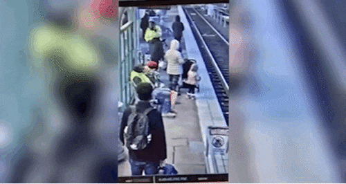 지난해 12월28일 오리건주 포틀랜드에 있는 기차역에서 브리아나 레이스 워크맨(32)이 아이를 선로로 밀고 있다. 출처=유튜브 캡처