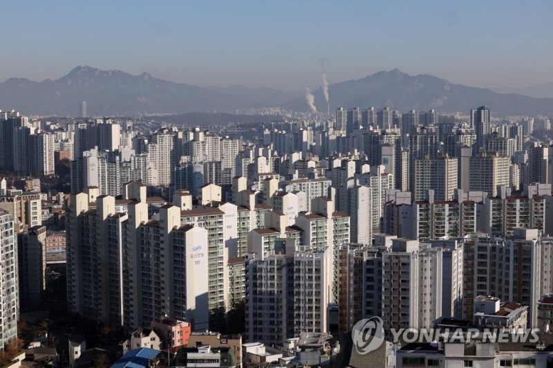 강남3구·용산 빼고 부동산 규제지역 다 푼다 강남3구·용산 빼고 부동산 규제지역 다 푼다 (서울=연합뉴스) 박동주 기자 = 정부가 주택 시장 경착륙을 막기 위해 규제지역을 대거 해제한다. 서울 강남 3구와 용산구를 제외하고 모든 지역이 규제지역에 풀릴 전망이다. 사진은 3일 서울 성북구 등 강북지역 아파트 단지의 모습. 2023.1.3 pdj6635@yna.co.kr (끝)