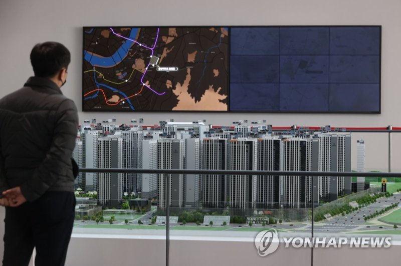 서울 4개 구 제외 분양가상한제 해제 둔촌 주공 분양 시작 (서울=연합뉴스) 강민지 기자 = 5일부터 강동구 둔촌 주공 아파트를 재건축하는 '올림픽파크포레온'이 청약 일정에 돌입했다. 사진은 이날 서울 강동구 둔촌동 올림픽파크포레온 견본주택. 2022.12.5 mjkang@yna.co.kr (끝)