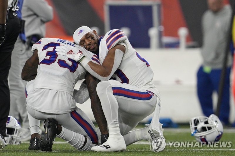 동료의 갑작스러운 사고에 서로를 위로하는 버펄로 선수들 Buffalo Bills' Siran Neal (33) and Nyheim Hines react after teammate Damar Hamlin was injured during the first half of an NFL football game against the Cincinnati Bengals, Monday, Jan. 2, 2023, in Cincinnati. (AP Photo/Jeff Dean)