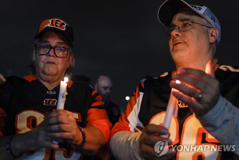 NFL 경기 중 쓰러진 다마르 햄린을 위해 촛불 밝히는 팬들 NFL 경기 중 쓰러진 다마르 햄린을 위해 촛불 밝히는 팬들 (신시내티 AP=연합뉴스) 미국프로풋볼(NFL) 버펄로 빌스의 팬들이 2일(현지시간) 오하이오주 신시내티 대학병원 밖에 모여 경기 도중 쓰러진 버펄로 다마르 햄린의 회복을 빌며 촛불을 켜고 있다. 햄린은 이날 페이코 스타디움에서 신시내티 벵골스를 상대로 열린 NFL 17주차 경기 도중 갑자기 정신을 잃고 쓰러져 응급치료를 받은 뒤 대학병원으로 이송됐다. 2023.01.03 ddy04002@yna.co.kr (끝)