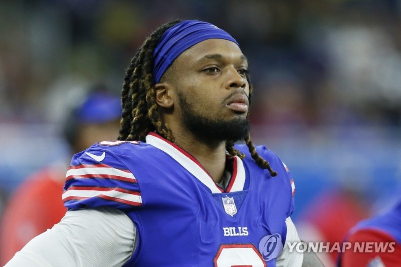 경기 중 쓰러진 버펄로 빌스 세이프티 다마르 햄린 FILE - Buffalo Bills safety Damar Hamlin looks on during the second half of an NFL football game against the Cleveland Browns, Nov. 20, 2022, in Detroit. Hamlin collapsed on the field and appeared to be getting CPR before being driven off the field in an ambulance during 