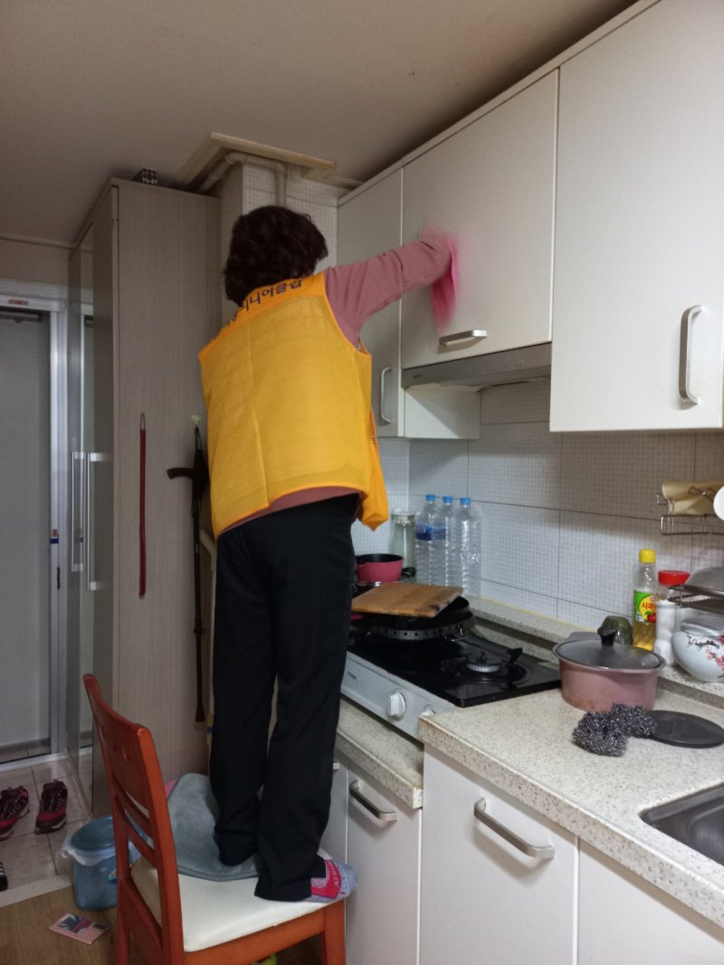한국주택금융공사가 'HF 행복돌봄서비스' 활동을 위해 채용한 시니어 돌보미가 독거노인 가정에서 집안 청소 등 맞춤형 돌봄서비스를 제공하고 있다. HF 제공