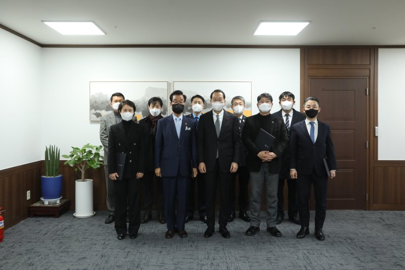 권영세 통일부 장관이 3일 통일업무 발전에 기여한 외부기관 업무유공자 총 75명 중 9명을 초청해 통일부 장관 표창을 수여했다.(통일부 제공)