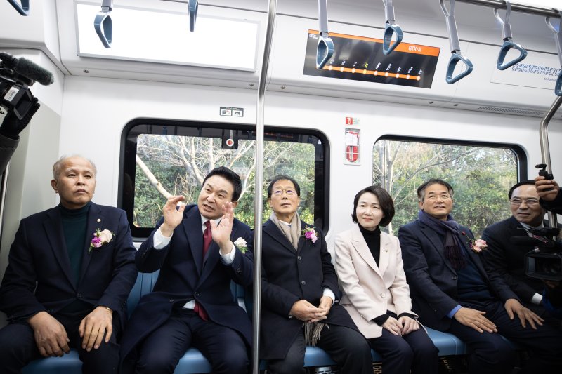 원희룡 국토교통부 장관이 19일 오전 경상남도 창원 현대로템 창원공장에서 열린 GTX-A(파주~동탄) 노선 차량 출고식에서 관계자들과 시승하고 있다. (국토교통부 제공) 2022.12.19/뉴스1