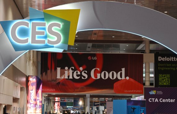 LG전자가 5일부터 8일까지 미국 라스베이거스에서 열리는 세계 최대 가전·정보기술(IT) 박람회 'CES 2023' 컨벤션센터(LVCC)에 '라이프스굿(Life's Good)을 소개하는 광고판을 설치하고 전 세계 관람객을 맞이한다. LG전자 제공