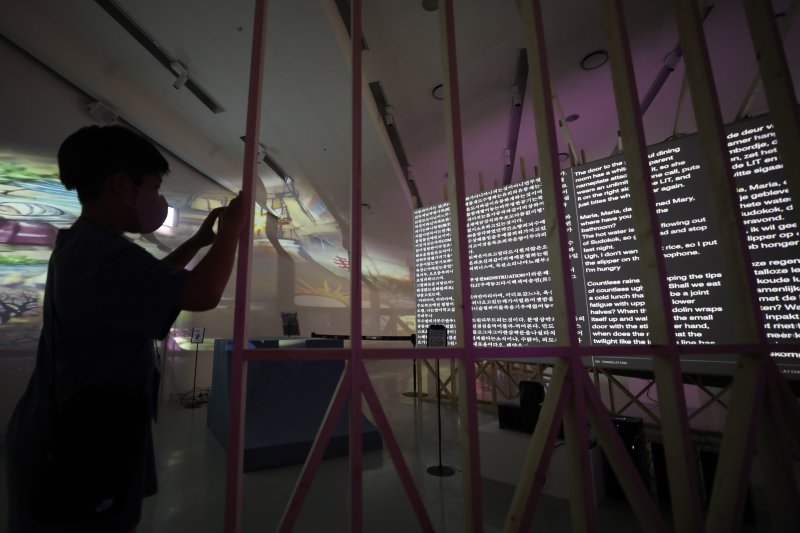 서울 중구 동대문디자인플라자(DDP)에서 열린 '잘 알아듣지 못했어요, 다시 한번 발씀해 주세요' 전시회. 해당 전시는 한국의 아방가르드 문학가 이상과 네덜란드의 초현실주의 시인 폴 반 오스타이옌(Paul van Ostaijen)의 작품을 양국의 예술가 박소윤, 베라 반 드 사이프(Vera van de Seyp)가 AI를 이용해 텍스트, 사운드, 이미지의 형태를 띤 미디어아트 작품으로 탄생시켰다. /뉴스1 ⓒ News1 황기선 기자