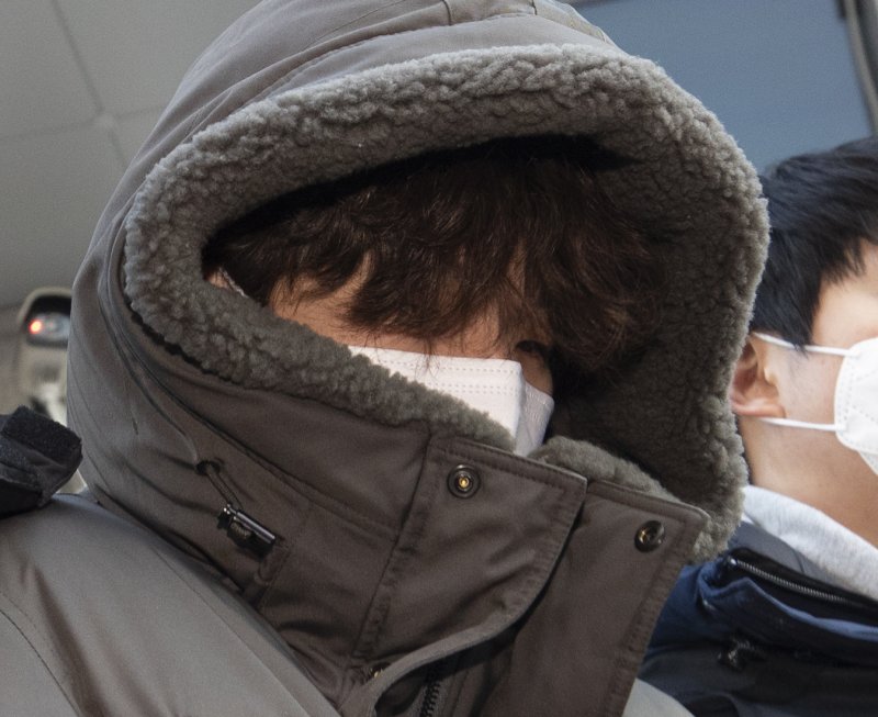 택시기사와 집주인을 잔인하게 살해하고 시신을 유기한 혐의로 구속된 이기영이 4일 오전 경기 고양시 일산동부경찰서에서 검찰로 송치되고 있다. 2023.1.4/뉴스1 ⓒ News1 신웅수 기자 /사진=뉴스1