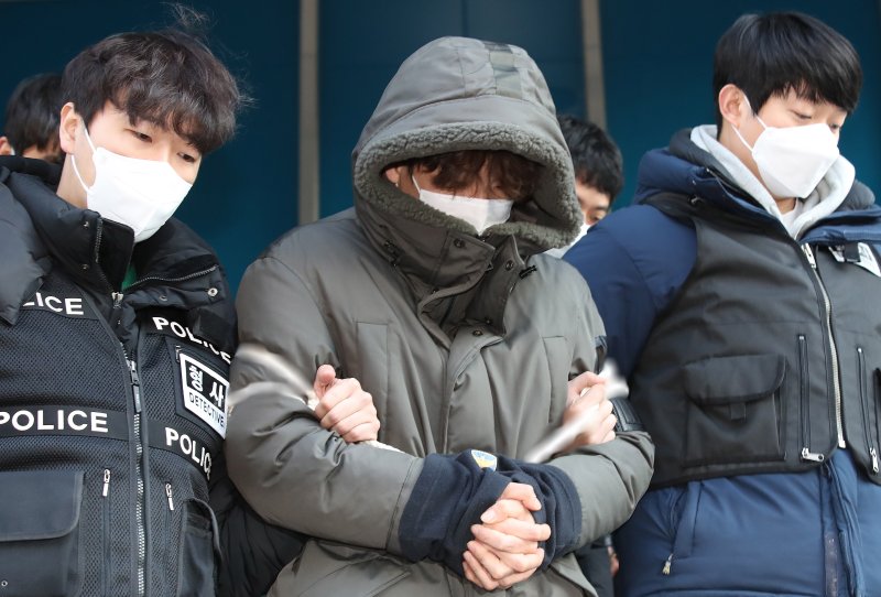 [고양=뉴시스] 조수정 기자 = 택시기사와 동거녀 살해 혐의로 구속된 이기영이 4일 오전 경기 고양시 일산동부경찰서에서 검찰로 송치되고 있다. 이기영은 지난달 20일 60대 남성 택시기사를 살해, 시신을 유기했다. 지난해 8월에는 동거녀를 살해한 뒤 시신을 유기했다고 진술했다. 2023.01.04. chocrystal@newsis.com