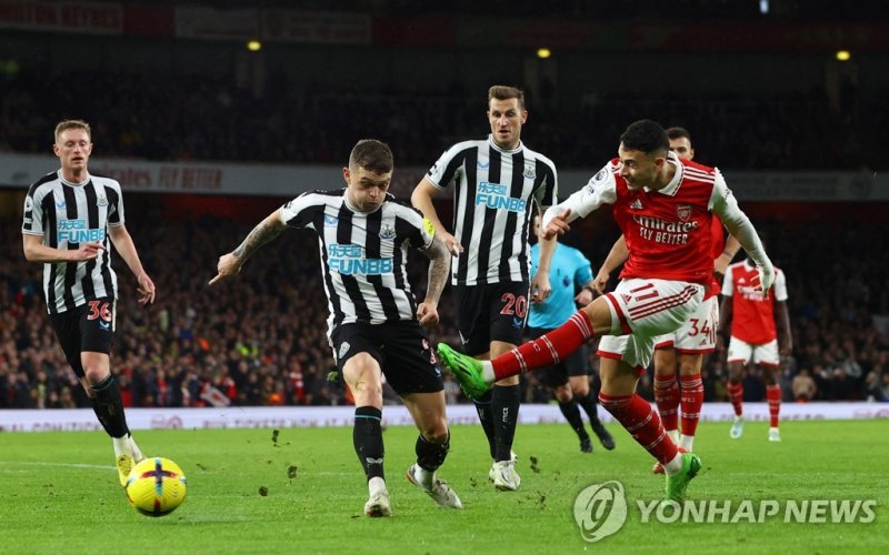 아스널과 뉴캐슬의 경기 모습 Soccer Football - Premier League - Arsenal v Newcastle United - Emirates Stadium, London, Britain - January 3, 2023 Newcastle United's Kieran Trippier in action with Arsenal's Gabriel Martinelli Action Images via Reuters/Paul Childs EDITORIAL USE ONLY. No use with unauthorized audio,