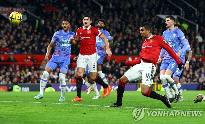 카제미루의 선제 결승 골 장면 Soccer Football - Premier League - Manchester United v AFC Bournemouth - Old Trafford, Manchester, Britain - January 3, 2023 Manchester United's Casemiro scores their first goal REUTERS/Carl Recine EDITORIAL USE ONLY. No use with unauthorized audio, video, data, fixture lists, club/