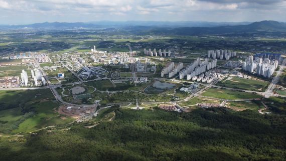 충남도청 신도시로 홍성·예산에 걸쳐있는 내포신도시 전경.