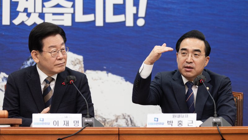 박홍근 더불어민주당 원내대표가 4일 오전 서울 여의도 국회에서 열린 최고위원회의를 마친 후 취재진 질문에 답변하고 있다. 2023.1.4/뉴스1 ⓒ News1 이재명 기자