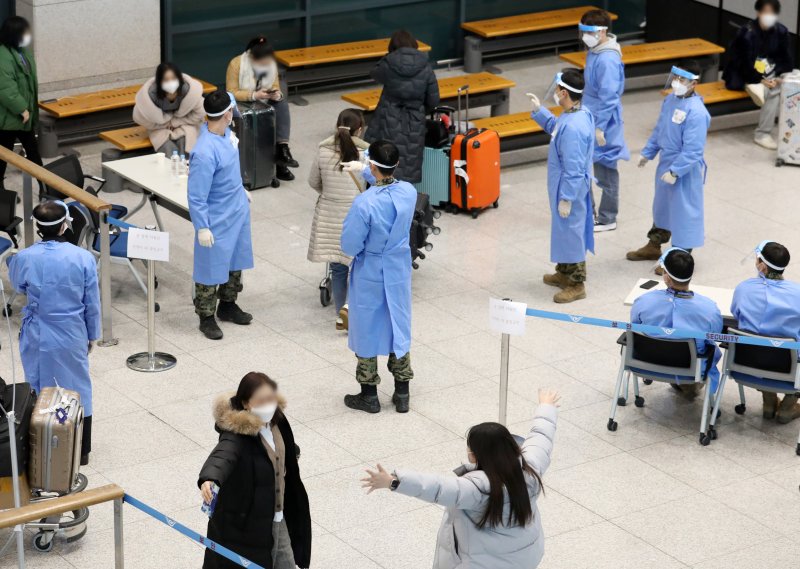 지난 3일 오후 인천국제공항 제1여객터미널에서 검역 지원 육군 장병들이 중국발 입국자들을 안내하고 있다. 사진=누시스 제공.