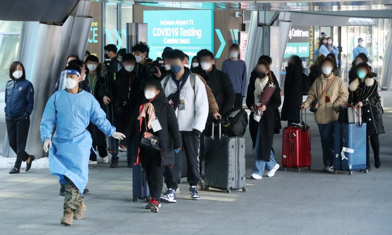 지난 2일 인천국제공항 제1여객터미널을 통해 입국한 중국발 여행객들이 PCR 검사를 받기 위해 공항 선별검사소로 향하고 있다. 사진=뉴스1 제공.
