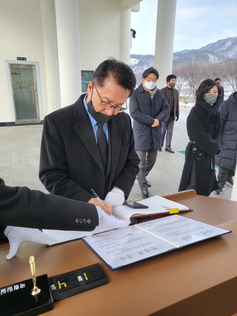4일 국민의힘 전북도당 관계자들은 계묘년 새해를 맞아 국립 임실호국원에서 호국영령에 대한 참배를 실시했다. 정운천 도당 위원장이 방명록을 작성하고 있다.2023.1.4.(국민의힘 전북도당 제공)/뉴스1