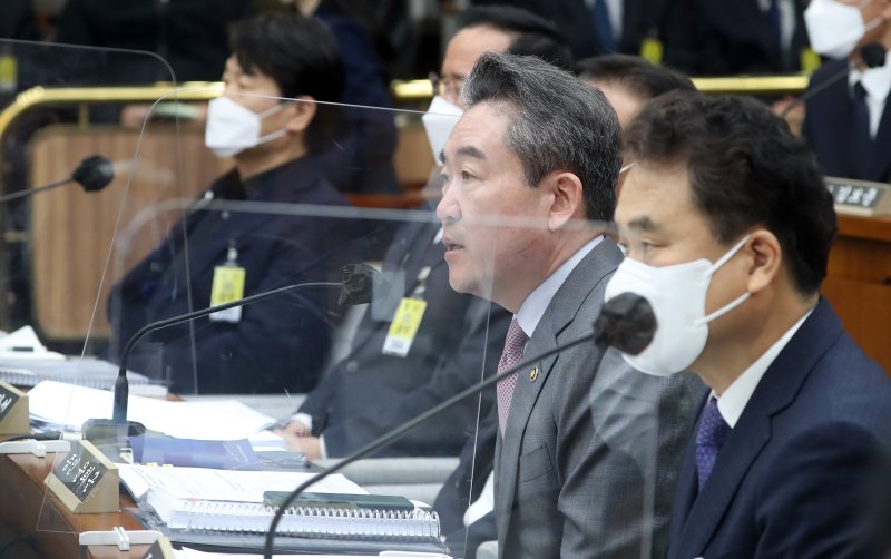 [서울=뉴시스] 이영환 기자 = 윤희근 경찰청장장이 4일 오전 서울 여의도 국회에서 열린 용산 이태원 참사 진상 규명 및 재발 방지를 위한 국정조사특별위원회 청문회에서 의원들의 질의에 답하고 있다. 2023.01.04. 20hwan@newsis.com