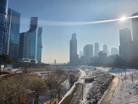 지난 12월 세종시 어진동 수변공원 주변 아파트 단지 풍경. 사진=김희수 기자