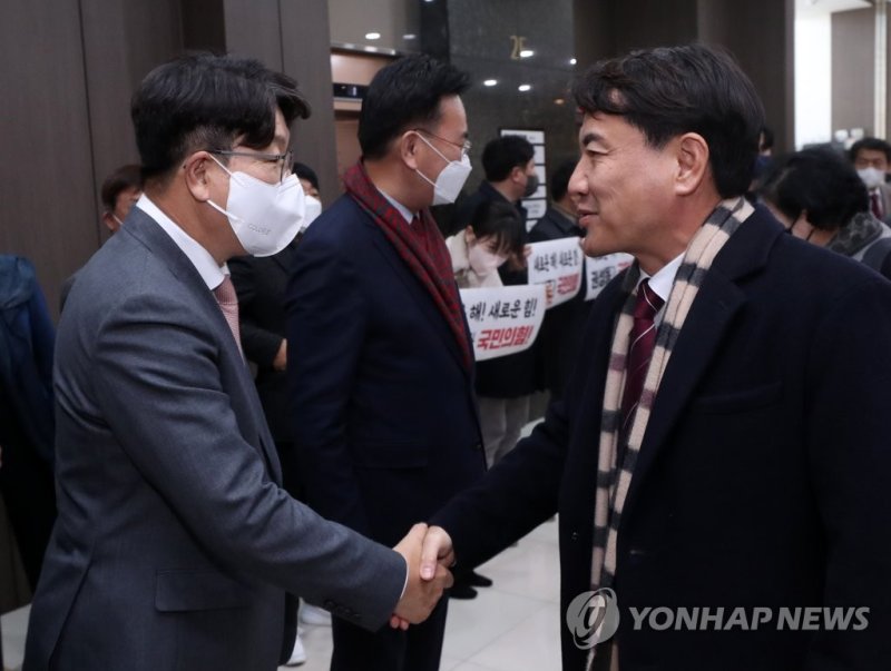 악수하는 권성동-김진태 악수하는 권성동-김진태 (춘천=연합뉴스) 양지웅 기자 = 4일 강원 춘천시 스카이컨벤션에서 열린 2023년 국민의힘 강원도당 신년 인사회에서 권성동 의원(왼쪽)과 김진태 강원도지사가 악수하고 있다. 2023.1.4 yangdoo@yna.co.kr (끝)