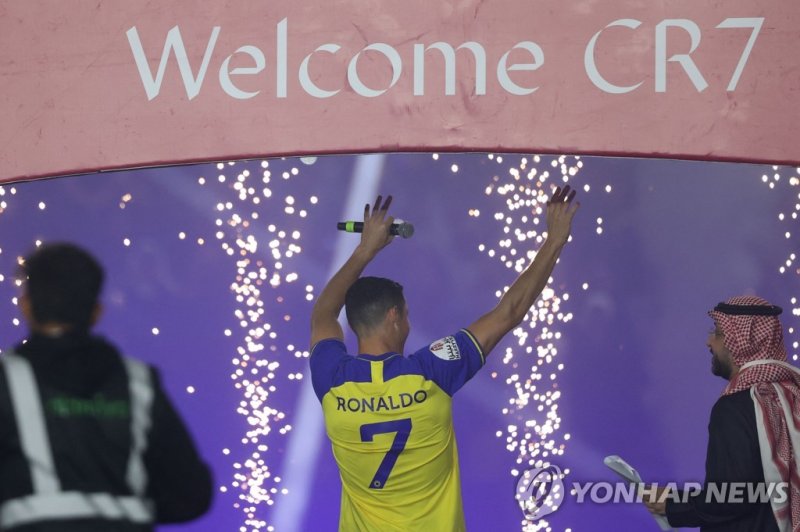 팬들에게 손 흔드는 호날두 Al-Nassr's new Portuguese forward Cristiano Ronaldo greets the fans during his unveiling at the Mrsool Park Stadium in the Saudi capital Riyadh on January 3, 2023. (Photo by Fayez Nureldine / AFP)