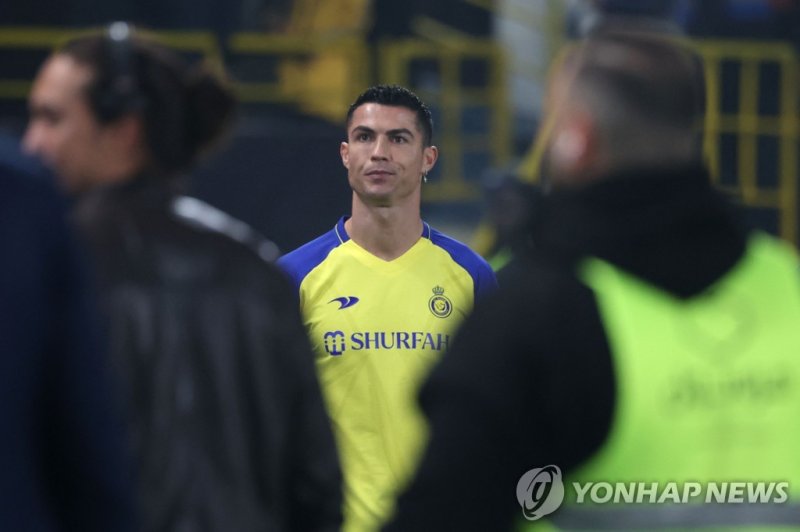 알나스르 유니폼 입은 호날두 Al-Nassr's new Portuguese forward Cristiano Ronaldo is pictured during his unveiling at the Mrsool Park Stadium in the Saudi capital Riyadh on January 3, 2023. (Photo by Fayez Nureldine / AFP)