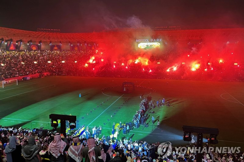 호날두 뜨겁게 환영하는 알나스르 Al-Nassr supporters cheer ahead of the unveiling ceremony of Portuguese forward Cristiano Ronaldo at the Mrsool Park Stadium in the Saudi capital Riyadh on January 3, 2023. (Photo by Haitham EL-TABEI / AFP)