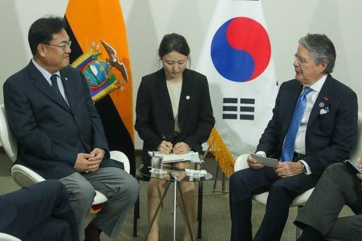 O presidente da Equipe de Resposta a Emergências do Poder Popular, Jin-Seok Jeong (à esquerda) e o presidente equatoriano Guillermo Laso (à direita) (Cortesia do Ministério das Relações Exteriores)