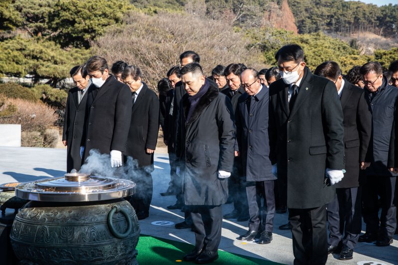 구본상 LIG그룹 회장(앞줄 가운데)과 임직원들이 4일 오전 국립서울현충원을 찾아 순국선열들을 기리며 묵념하고 있다. LIG넥스원 제공