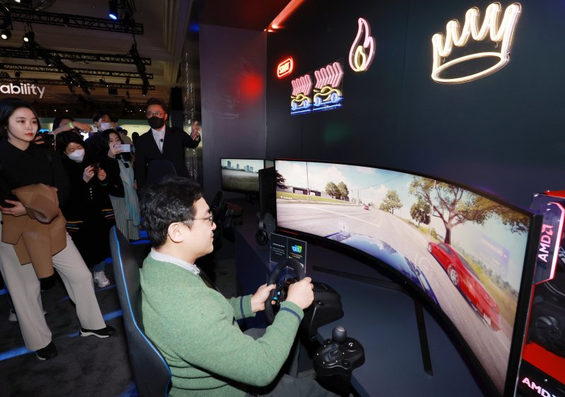 삼성 관계자가 게이밍 모니터 '오디세이 네오 G9'으로 게임을 시연하고 있다. 삼성전자 제공