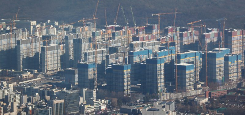 정부가 서울 강남3구(서초·강남·송파구)와 용산구를 제외한 수도권 전 지역의 부동산 규제지역을 해제함에 따라 규제지역에 적용하는 전매제한·실거주 의무도 완화한다. 4일 정부의 규제완화 혜택이 집중된 서울 강동구 올림픽파크포레온 건설 현장 연합뉴스