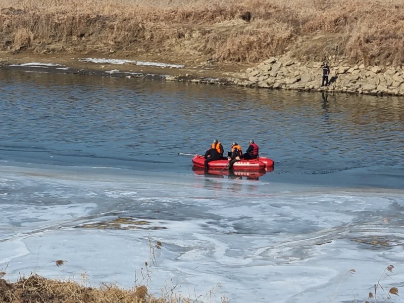 4일 경기 파주시 일대에서 공릉천변 일대에서 이기영(31)이 살해해 시신을 유기했다고 지목한 장소를 경찰들이 샅샅이 수색하는 모습. 언 강에 보트를 띄워 시신의 흔적을 찾고 있다. /뉴스1 양희문 기자