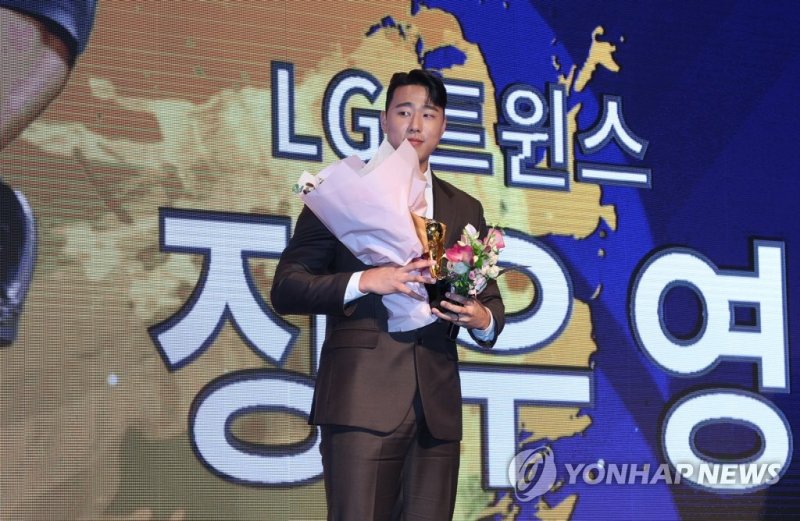 정우영, KBO 리그 투수 부문 홀드상 수상 정우영, KBO 리그 투수 부문 홀드상 수상 (서울=연합뉴스) 임화영 기자 = 17일 오후 서울 중구 웨스틴조선호텔 그랜드볼룸에서 열린 2022 신한은행 SOL KBO 시상식에서 LG 트윈스 정우영이 KBO 리그 투수 부문 홀드상을 수상하고 있다. 2022.11.17 hwayoung7@yna.co.kr (끝)