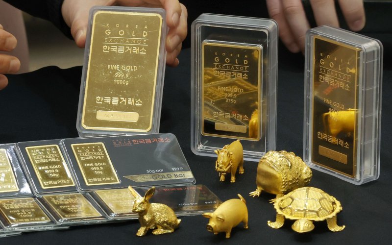 다시 금값 된 금값.　4일 서울 종로 한국금거래소에서 직원이 순금제품을 정리하고 있다. 글로벌 경기 불확실성이 짙어지면서 국제 금값은 다시 오름세를 타고 있다. 3일(현지시간) 뉴욕상품거래소에서 2월 인도분 금은 전 거래일보다 온스당 1.1%(19.90달러) 오른 1846.10달러에 거래를 마쳤다. 사진=김범석 기자
