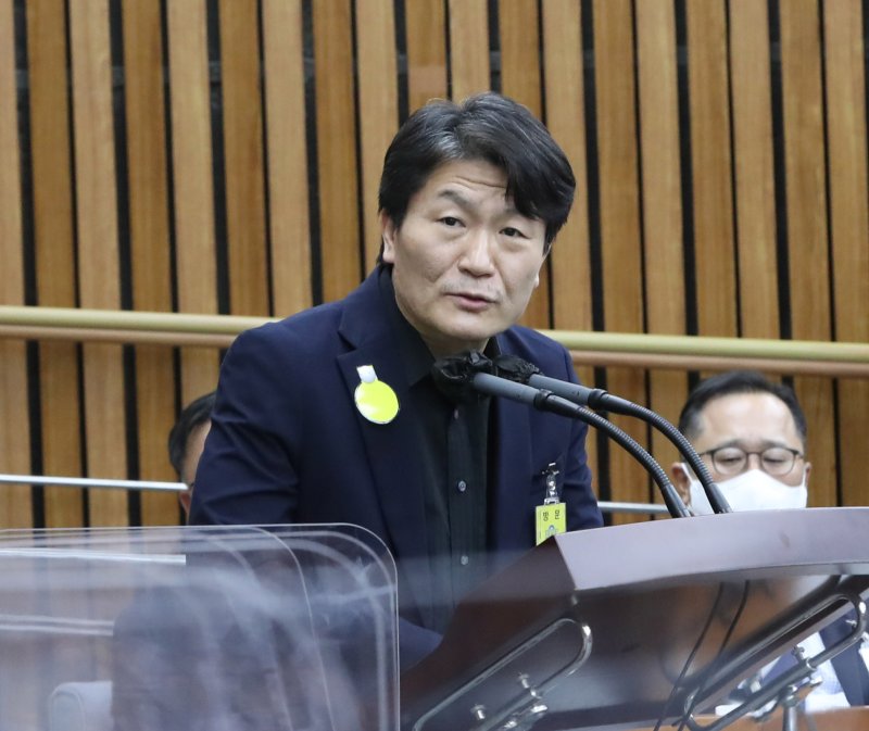 [서울=뉴시스] 전진환 기자 = 이임재 전 용산경찰서장이 4일 오전 서울 여의도 국회에서 열린 용산 이태원 참사 진상 규명 및 재발 방지를 위한 국정조사특별위원회 청문회에 증인으로 출석해 조은희 국민의힘 의원의 질의에 답하고 있다. 2023.01.04. amin2@newsis.com