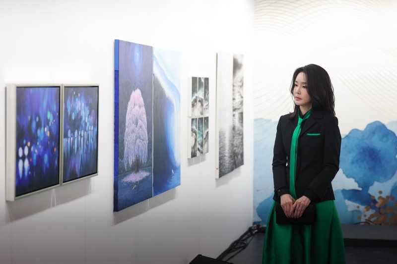 윤석열 대통령 부인 김건희 여사가 4일 오후 서울 서초구 예술의전당에서 열린 2023 문화예술인 신년인사회에서 청년 장애예술인 미술작품을 감상하고 있다. (대통령실 제공) 2023.1.4/뉴스1 /사진=뉴스1화상