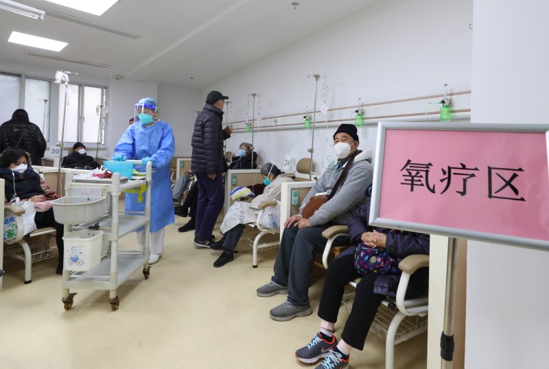 4일 중국 상하이의 병원에서 환자들이 산소 치료를 받고 있다.신화연합뉴스