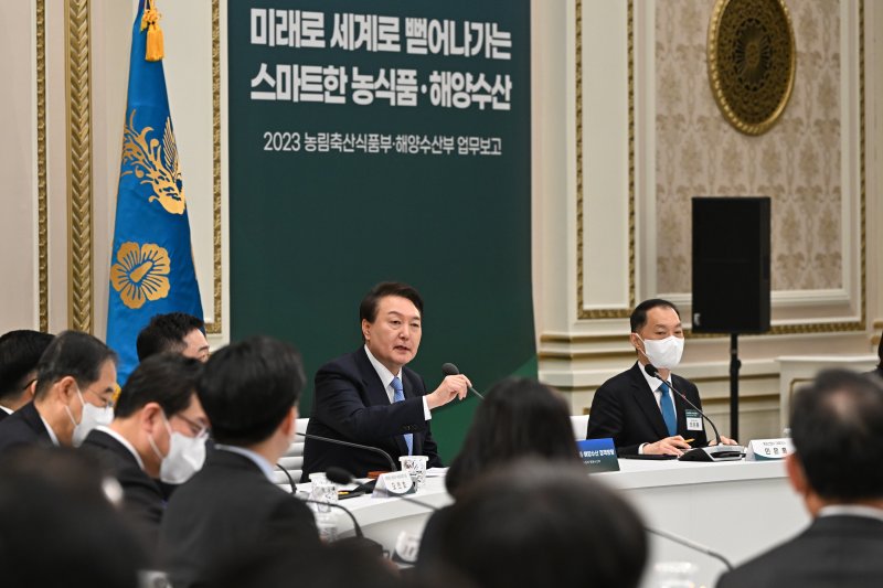 윤석열 대통령이 지난 4일 청와대 영빈관에서 열린 농림축산식품부‧해양수산부 2023년 연두 업무보고에서 발언하고 있다. (대통령실 제공) 2023.1.4/뉴스1 ⓒ News1 안은나 기자