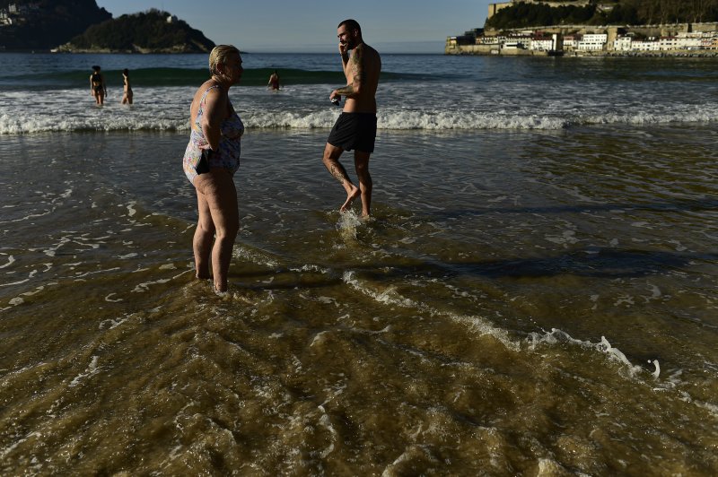 4일(현지시간) 스페인 북부 산 세바스티안의 라 콘차 해변에서 시민들이 한겨울에 물놀이를 하고 있다. 사진=AP연합뉴스