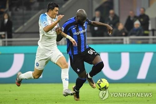 루카쿠를 가로막는 김민재 [AFP=연합뉴스]