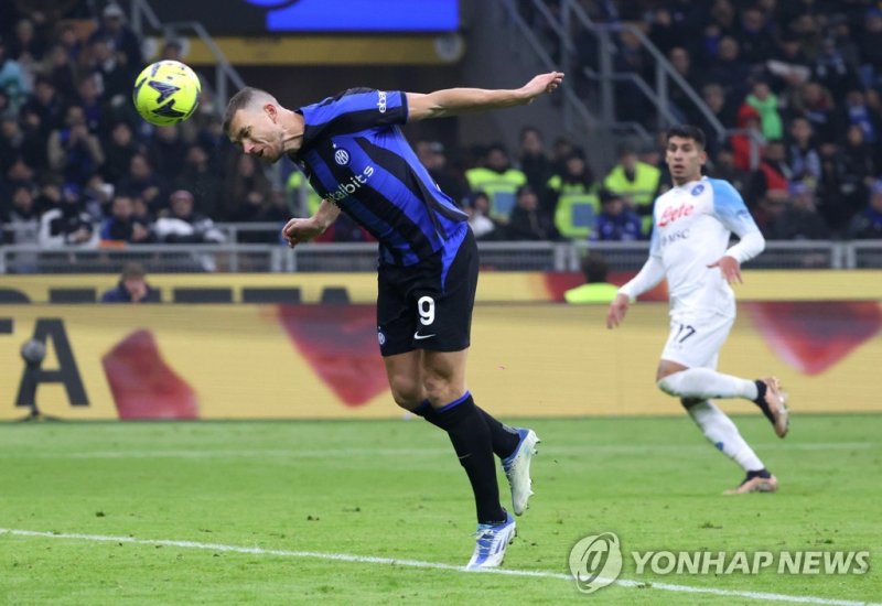헤딩골을 넣은 에딘 제코 epa10389562 Inter Milan?s Edin Dzeko scores the 1-0 goal during the Italian Serie A soccer match between FC Inter and SSC Napoli, in Milan, Italy, 04 January 2023. EPA/MATTEO BAZZI