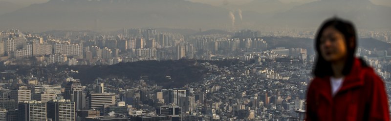 5일 오전 서울 남산에서 도심 아파트가 보이고 있다. /뉴시스