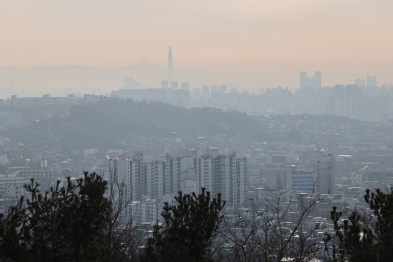 수도권·충청·호남 미세먼지 '나쁨' (서울=연합뉴스) 윤동진 기자 = 5일 오전 서울 와룡공원에서 바라본 모습. 이날 미세먼지 농도는 수도권·충청권·호남권·제주권은 '나쁨', 그 밖의 권역은 '보통' 수준을 보일 예정이다. 2023.1.5 mon@yna.co.kr (끝) /사진=연합 지면화상